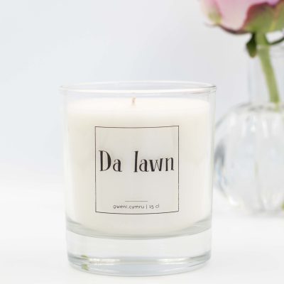 An image of the soy candle with 'Da Iawn' label