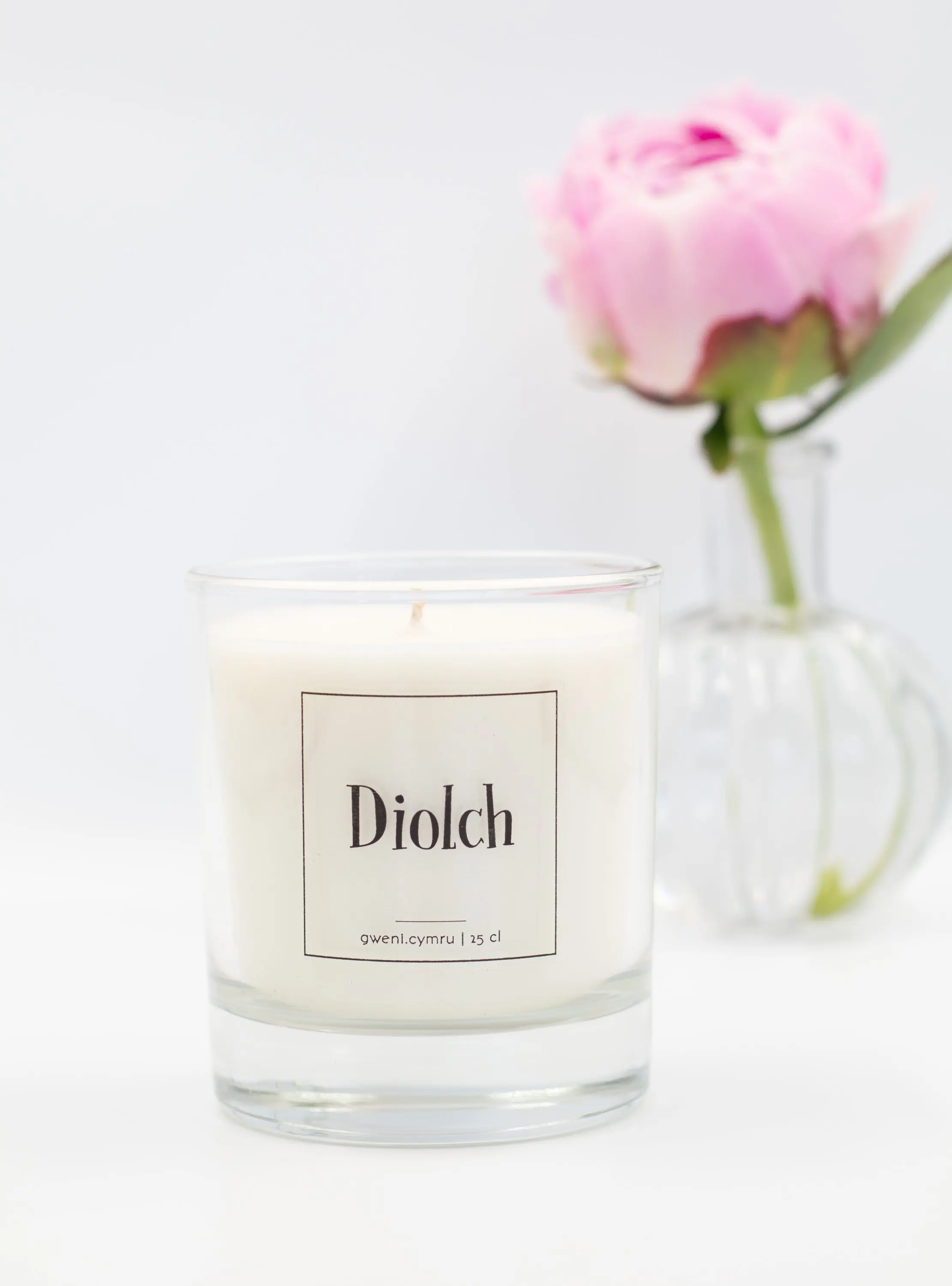 An image of the soy candle with 'Diolch' label
