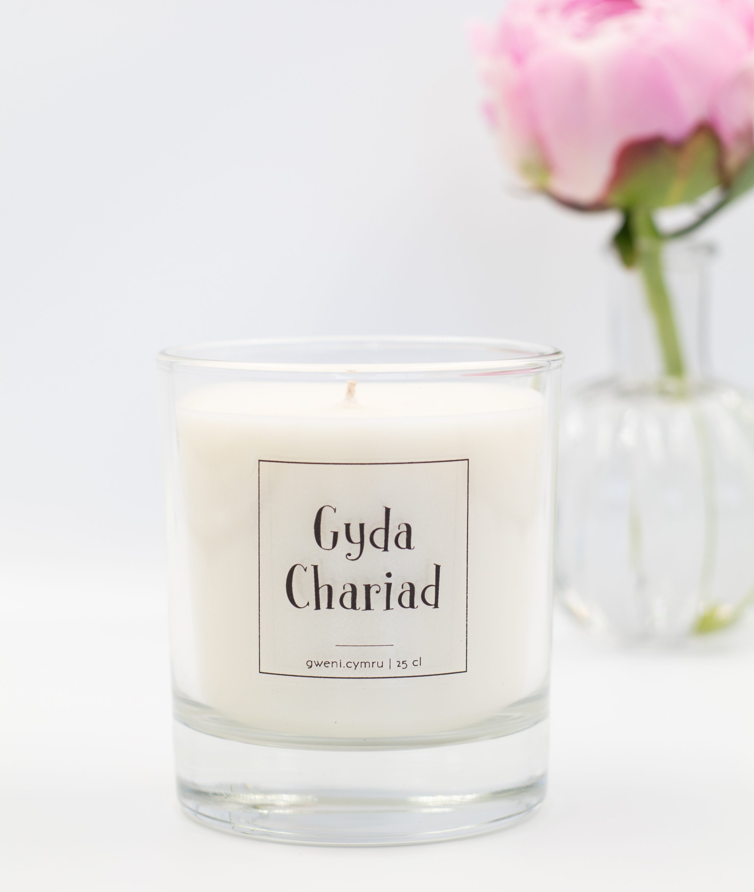 An image of the soy candle with 'Gyda Chariad' label