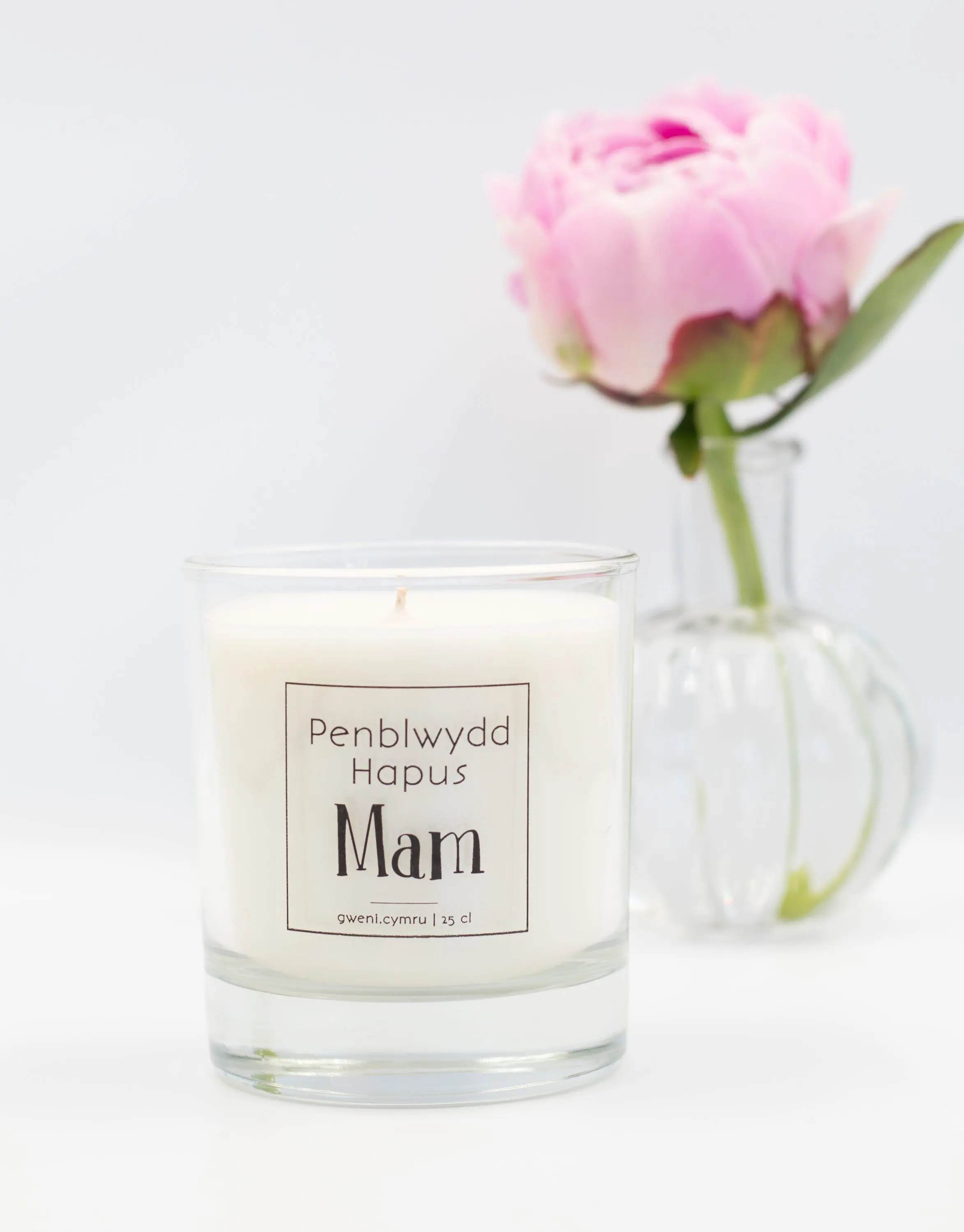An image of the soy candle with 'Penblwydd Hapus Mam' label