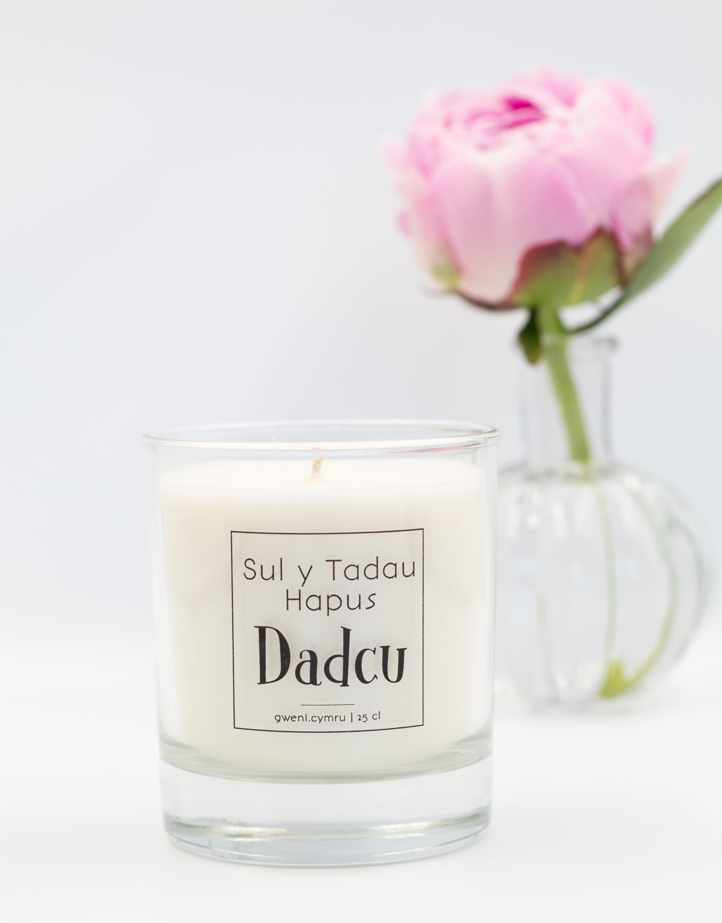 An image of our 'Sul y Tadau Hapus'gift candle.