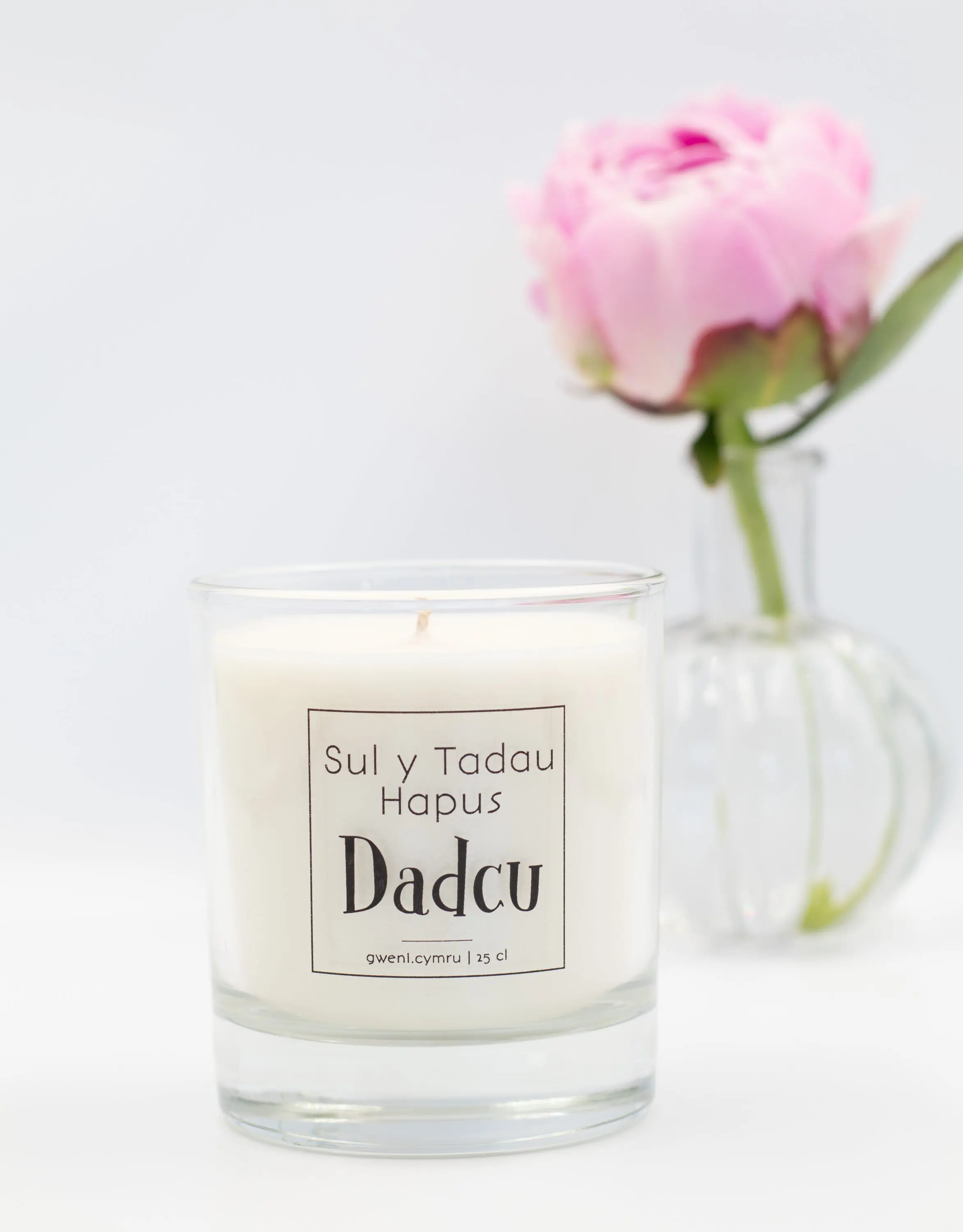 An image of our 'Sul y Tadau Hapus'gift candle.